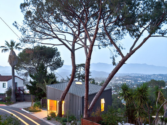 GRANDE ET PETITE MAISON PAR LES ARCHITECTES ANONYMES