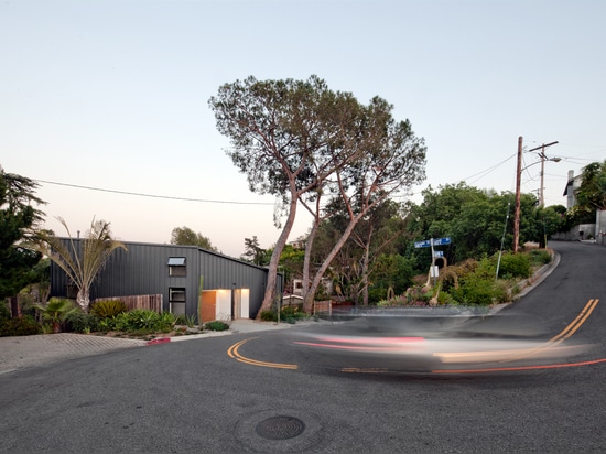 GRANDE ET PETITE MAISON PAR LES ARCHITECTES ANONYMES