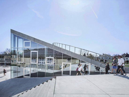 GRAND AJOUTE LA GYMNASTIQUE SALLE SUBMERGÉE ET LES ARTS DE GREEN-ROOFED CONSTRUISANT AU LYCÉE DE GAMMEL HELLERUP