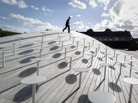 GRAND AJOUTE LA GYMNASTIQUE SALLE SUBMERGÉE ET LES ARTS DE GREEN-ROOFED CONSTRUISANT AU LYCÉE DE GAMMEL HELLERUP