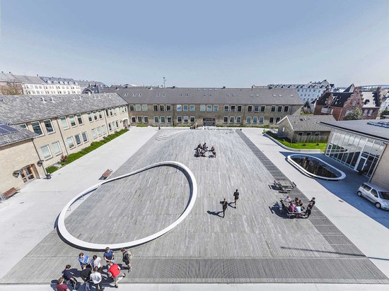 GRAND AJOUTE LA GYMNASTIQUE SALLE SUBMERGÉE ET LES ARTS DE GREEN-ROOFED CONSTRUISANT AU LYCÉE DE GAMMEL HELLERUP