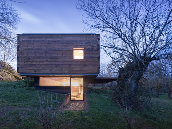 LA MAISON DE B REFLÈTE DES JAUNES TROUVÉS EN NATURE