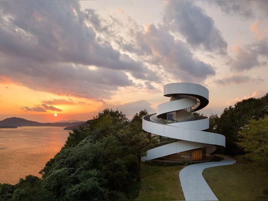 La chapelle de ruban par des architectes de NAP