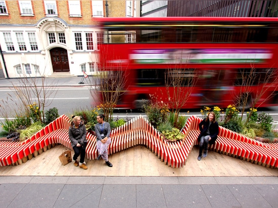 le parklet fournit un sursis inattendu de la rue s'activante