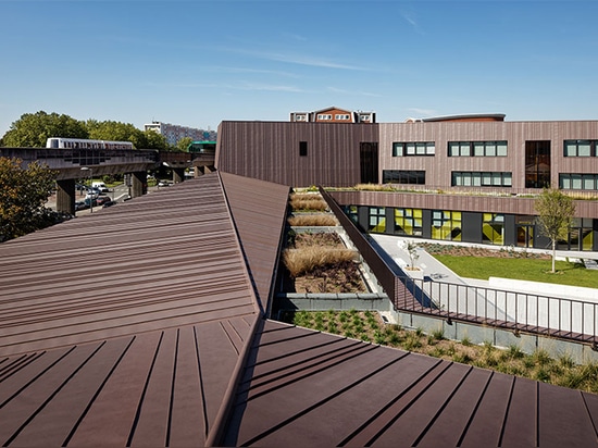 les architectes chartier de dalix construit l'école et le dortoir vert-couverts de rosalind