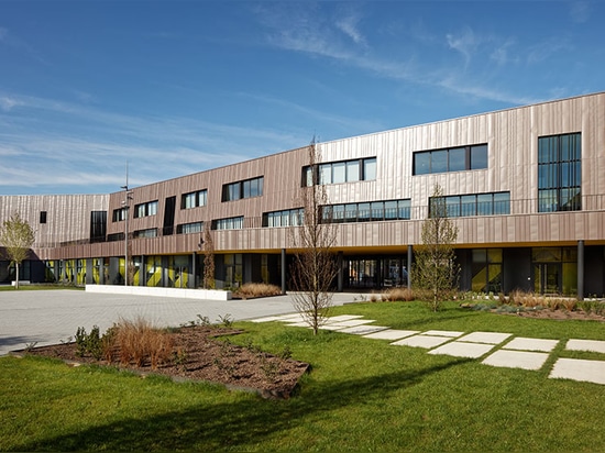 les architectes chartier de dalix construit l'école et le dortoir vert-couverts de rosalind