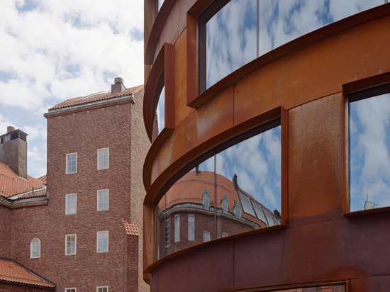 Tham et Videga ? l'école d'architecture de Stockholm du rd comporte une peau courbante d'acier pré-rouillé