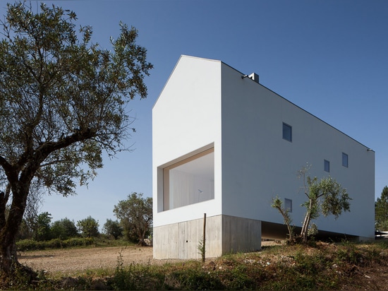 João Mendes Ribeiro raine la cave concrète au-dessous de la maison à pignon au Portugal rural