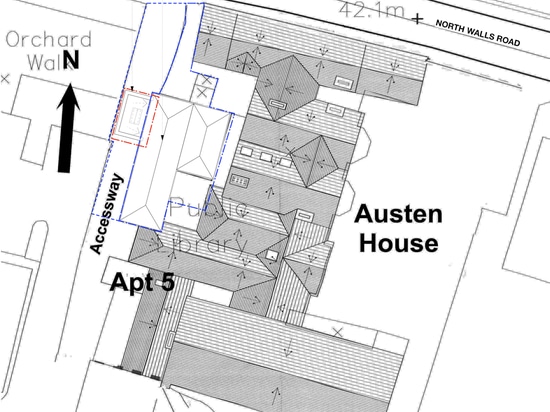 Adam Knibb établit la prolongation de maison de bois de construction au-dessus d'une allée