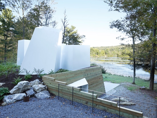 ? Taylor et Miller crée la maison sculpturale de week-end près d'un lac massachusetts