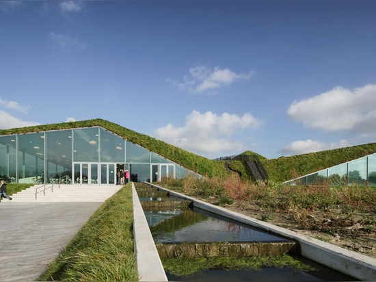 Le studio Marco Vermeulen ajoute la couverture d'herbe au-dessus des pyramides de dessus de toit de musée hollandais d'île