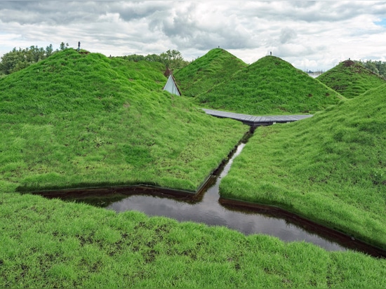 Le studio Marco Vermeulen ajoute la couverture d'herbe au-dessus des pyramides de dessus de toit de musée hollandais d'île