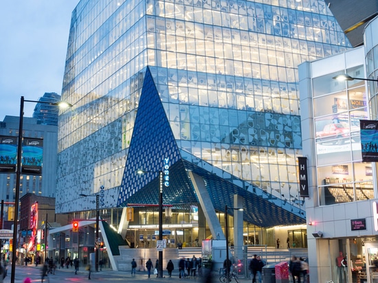 Le verre fritté crée la façade modelée pour le centre d'étudiant de Ryerson par Snøhetta