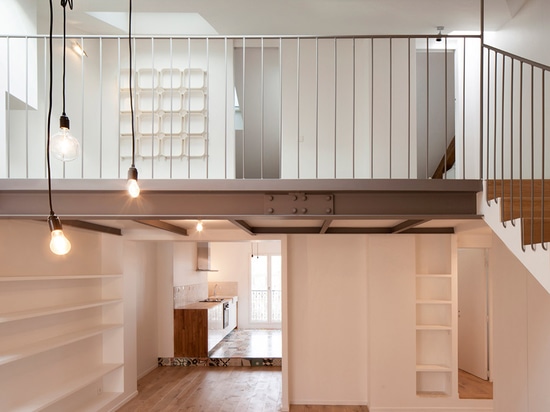 L'architecture de Cairos emploie le niveau de mezzanine pour créer plus de pièce à l'intérieur d'appartement de Paris