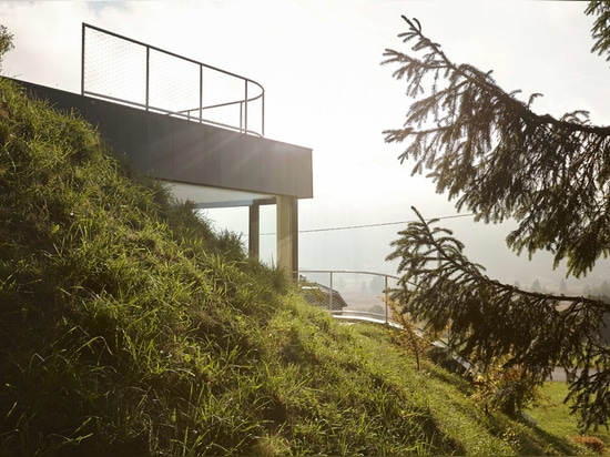 La villa française a conçu par Julien de Smedt pour ressembler à une bosse dans le paysage