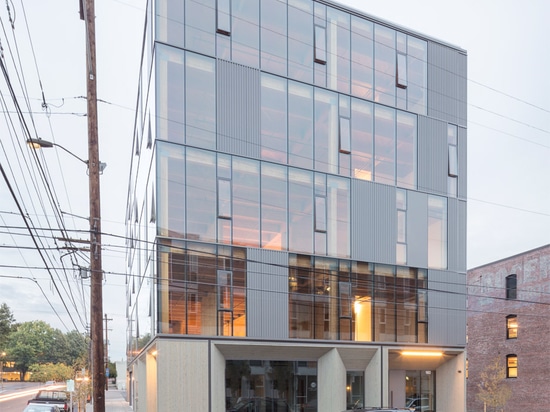 La façade en verre indique la structure de bois de construction du bâtiment de travail de vue à Portland