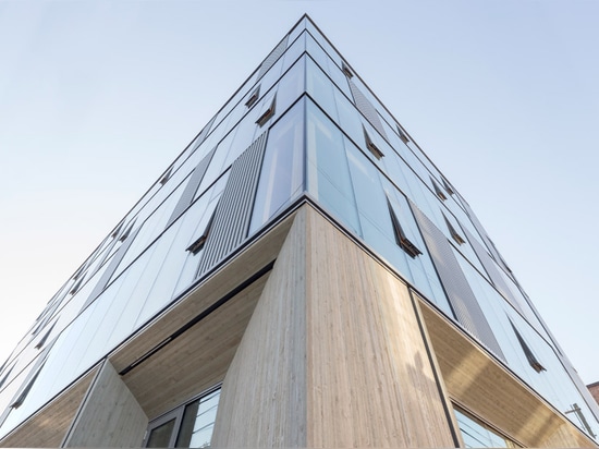 La façade en verre indique la structure de bois de construction du bâtiment de travail de vue à Portland