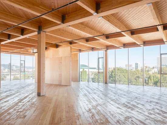 La façade en verre indique la structure de bois de construction du bâtiment de travail de vue à Portland