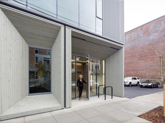 La façade en verre indique la structure de bois de construction du bâtiment de travail de vue à Portland