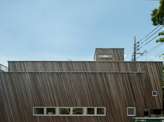 La Chambre de Kyodo comporte une façade en bois sculpturale et une oscillation d'intérieur