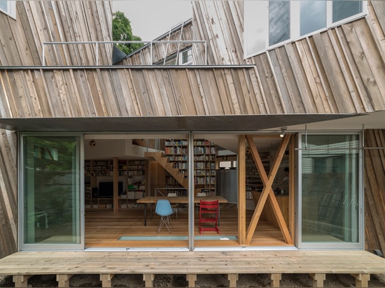 La Chambre de Kyodo comporte une façade en bois sculpturale et une oscillation d'intérieur