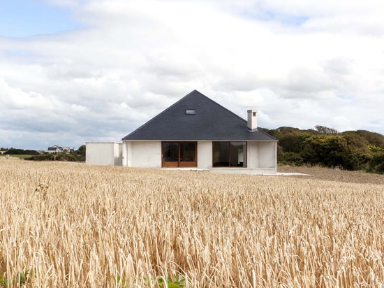 La Chambre à Wexford par des architectes de GKMP comporte un toit pyramide-formé