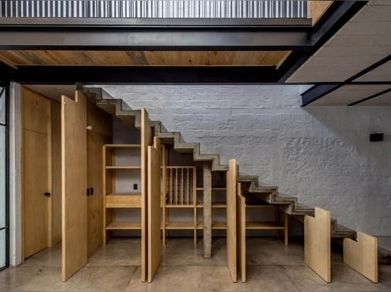 La Chambre de rr de Delfino Lozano comporte la menuiserie de pin et un garde-manger de sous-escalier