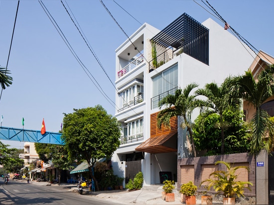 Le shophouse vietnamien par des architectes de MM++ comporte une façade qui plie ouvert