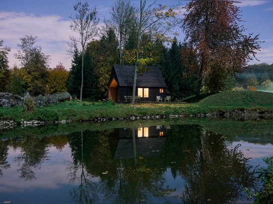 De Rosee Sa construit la carlingue noire « étrangement familière » près d'un lac en Belgique rurale