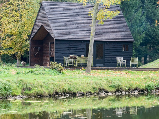 De Rosee Sa construit la carlingue noire « étrangement familière » près d'un lac en Belgique rurale