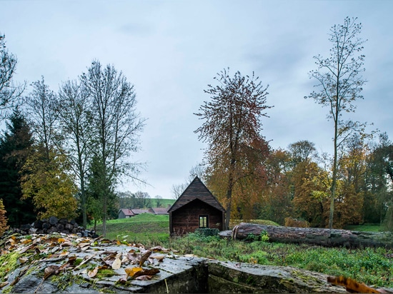 De Rosee Sa construit la carlingue noire « étrangement familière » près d'un lac en Belgique rurale