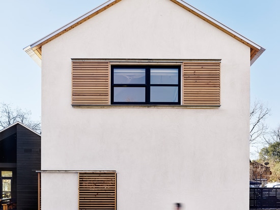 La maison d'Austin de bord du lac par des architectes d'Aamodt Plumb est coupée en deux ailes