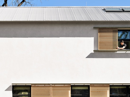 La maison d'Austin de bord du lac par des architectes d'Aamodt Plumb est coupée en deux ailes