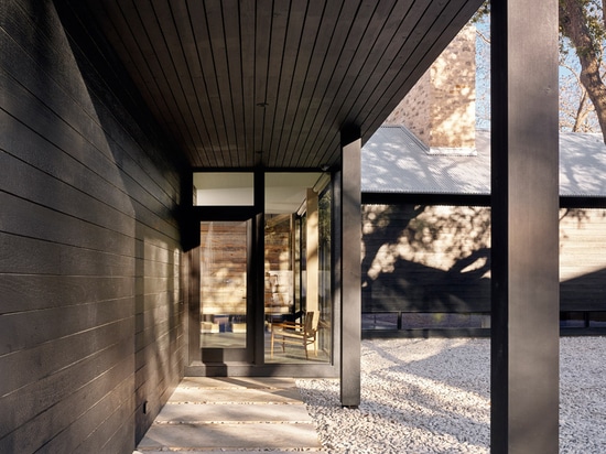 La maison d'Austin de bord du lac par des architectes d'Aamodt Plumb est coupée en deux ailes