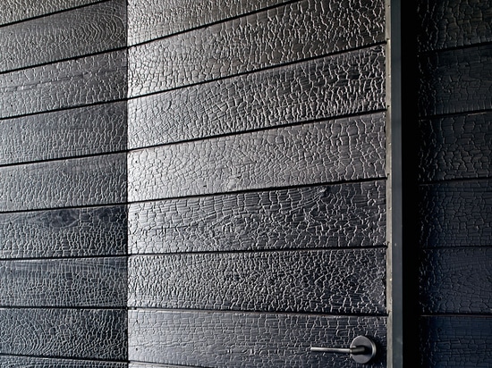 La maison d'Austin de bord du lac par des architectes d'Aamodt Plumb est coupée en deux ailes