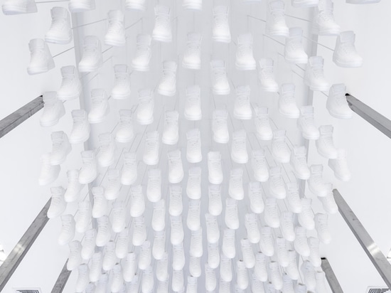 Snarkitecture suspend 700 reproductions de la Jordanie d'air dans le magasin de Brooklyn de Kith