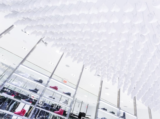 Snarkitecture suspend 700 reproductions de la Jordanie d'air dans le magasin de Brooklyn de Kith