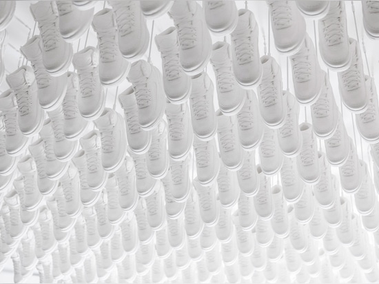 Snarkitecture suspend 700 reproductions de la Jordanie d'air dans le magasin de Brooklyn de Kith