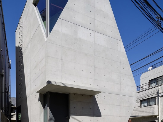 L'atelier Tekuto accomplit la maison concrète cristalline pour deux chimistes