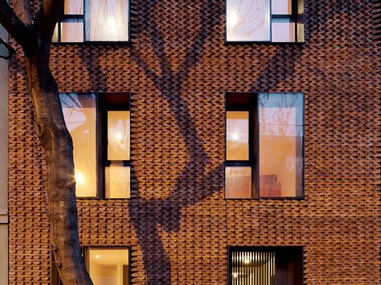 MAPA met à jour le bloc chilien de logement avec la façade texturisée de brique