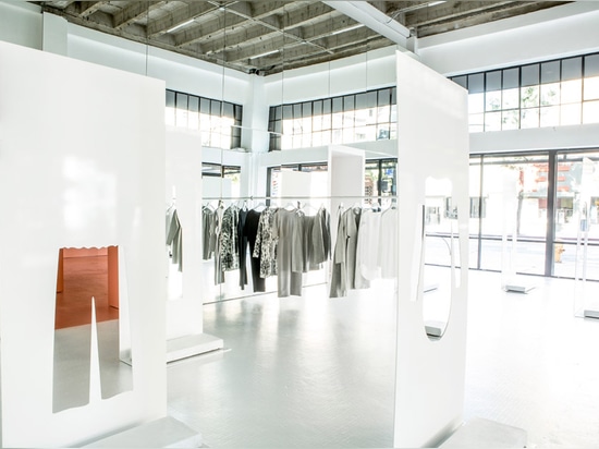 Snarkitecture emploie des tôles d'acier avec les écorchés vêtement-formés pour le magasin automatique de COS en LA