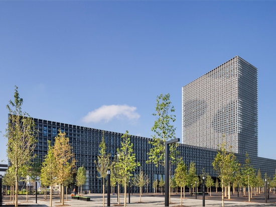 La grille en acier couvre le double bâtiment en porte-à-faux pour l'université du Luxembourg