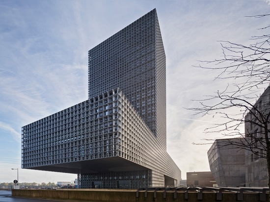 La grille en acier couvre le double bâtiment en porte-à-faux pour l'université du Luxembourg