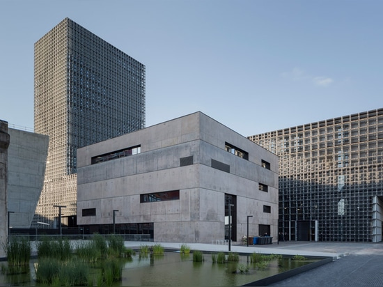 La grille en acier couvre le double bâtiment en porte-à-faux pour l'université du Luxembourg