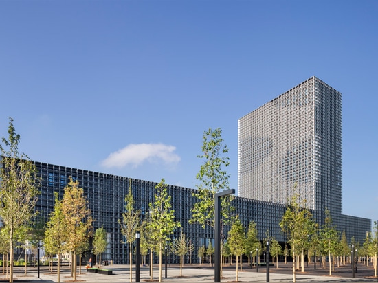 La grille en acier couvre le double bâtiment en porte-à-faux pour l'université du Luxembourg