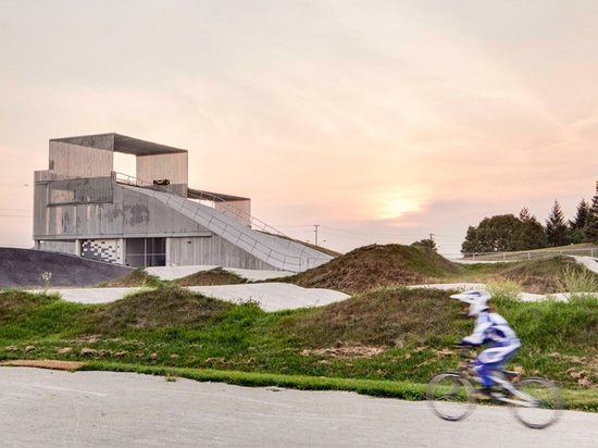 Serpentant la voie de course de BMX installée à Toronto pour des jeux d'Américain de casserole