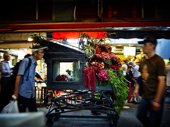 l'artiste pousse sa stalle faite main de fleur par les rues s'activantes de Tokyo