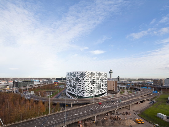 tourné par 45 degrés, ceci donne l'élan de bâtiment, et crée un raccordement visuel au boulevard de Schiphol