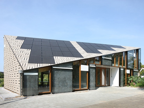 ce nouveau bâtiment remplace deux structures provisoires qui ont logé le programme pendant les cinq années précédentes