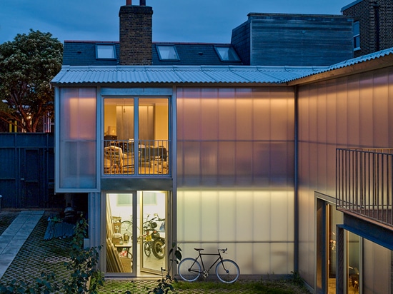 La maison ? la façade de cour de s est faite de série de panneaux translucides de polycarbonate, même type utilisé chez Herzog et de Meuron ? centre de Laban de trinité de s dans Deptford voisin